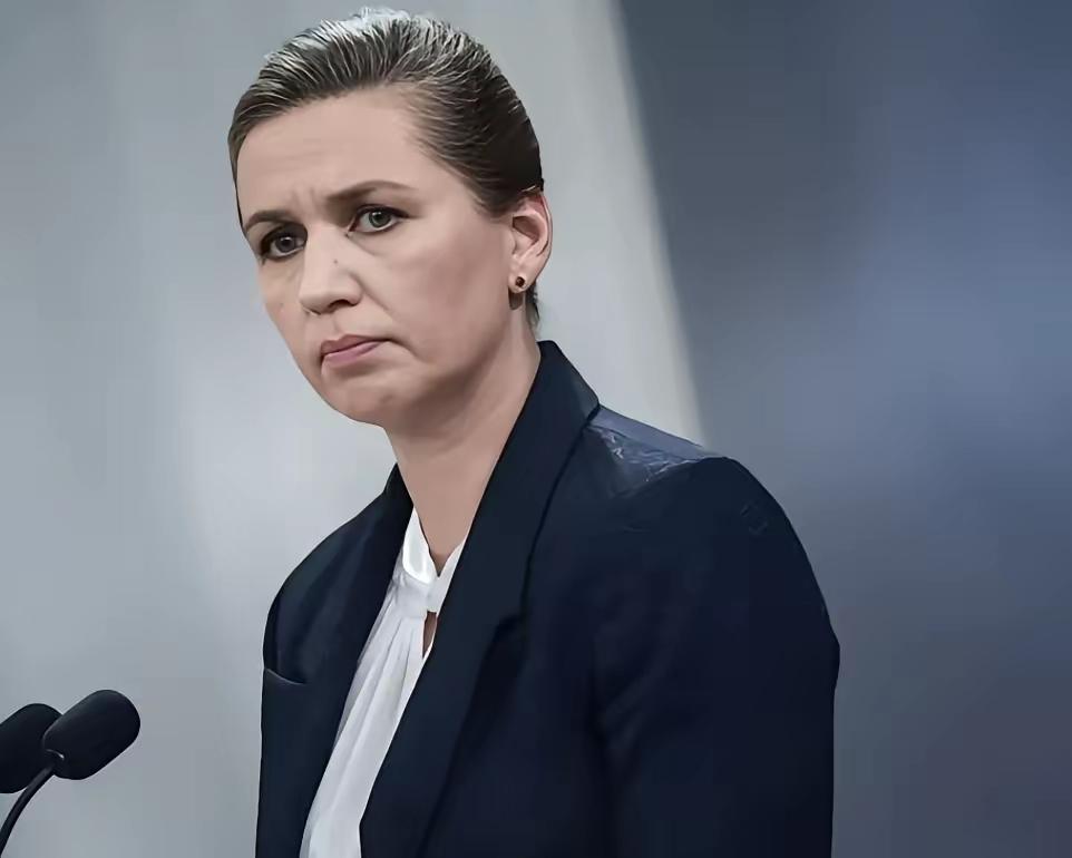 丹麦首相弗雷泽里克森的近期言论，堪称“天真无脑”的典型操作。一边在莫名要求中国对