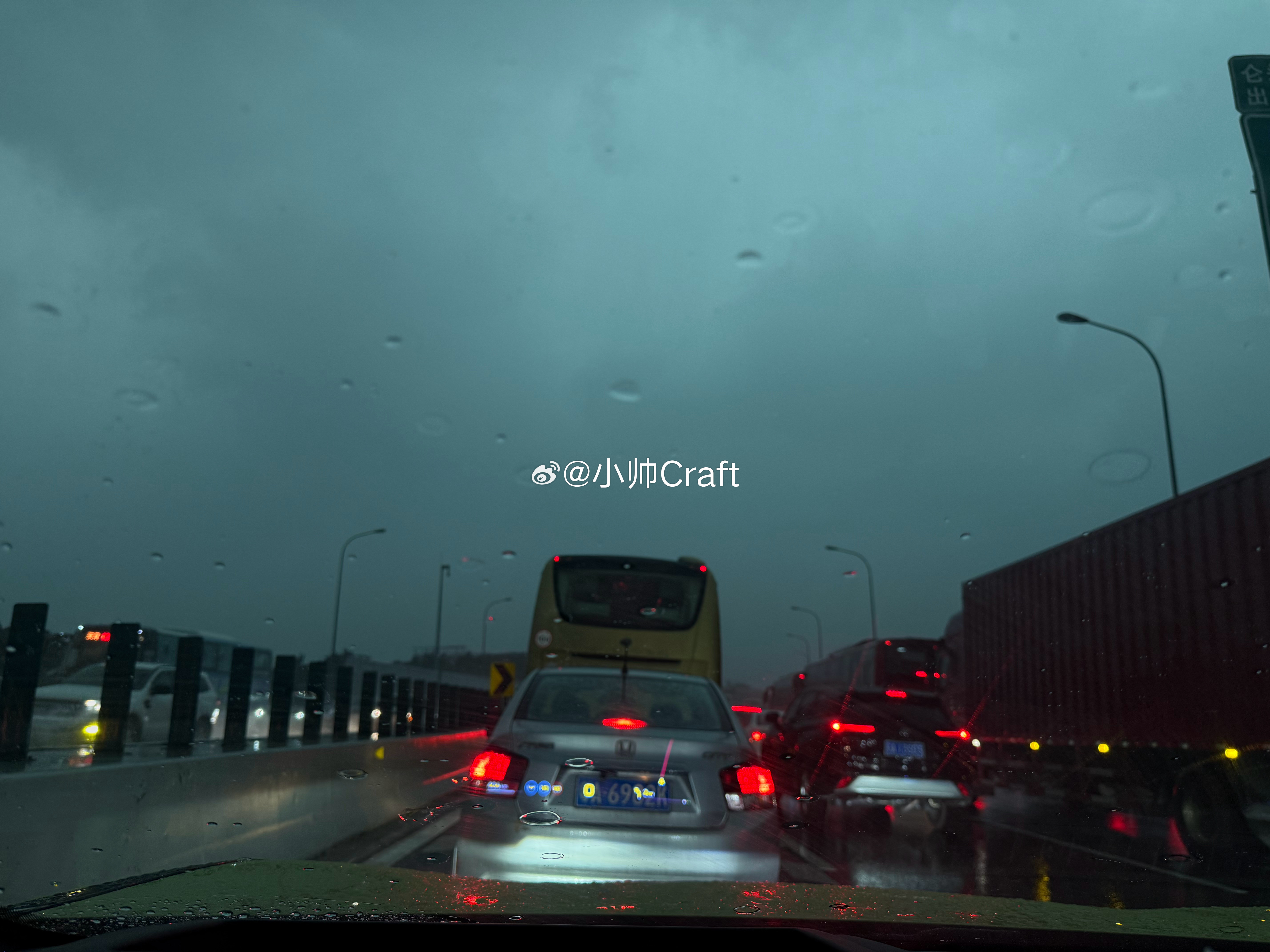 这哪是上班啊？这天气，就跟奔赴风暴中心一样！不知道的还以为我去抢石油了呢！广州