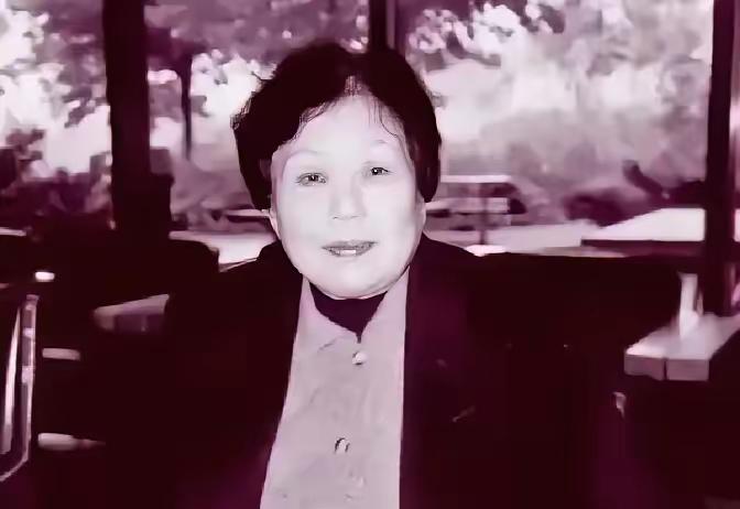 1940年，18岁的袁竹林惨遭日军凌辱，不久她怀孕了，日军得知消息之后，强迫她脱
