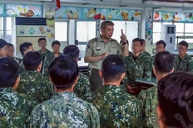 这是台湾所谓宪兵指挥部郑祯祥中将视察狙击手部队训练情况。台湾的草