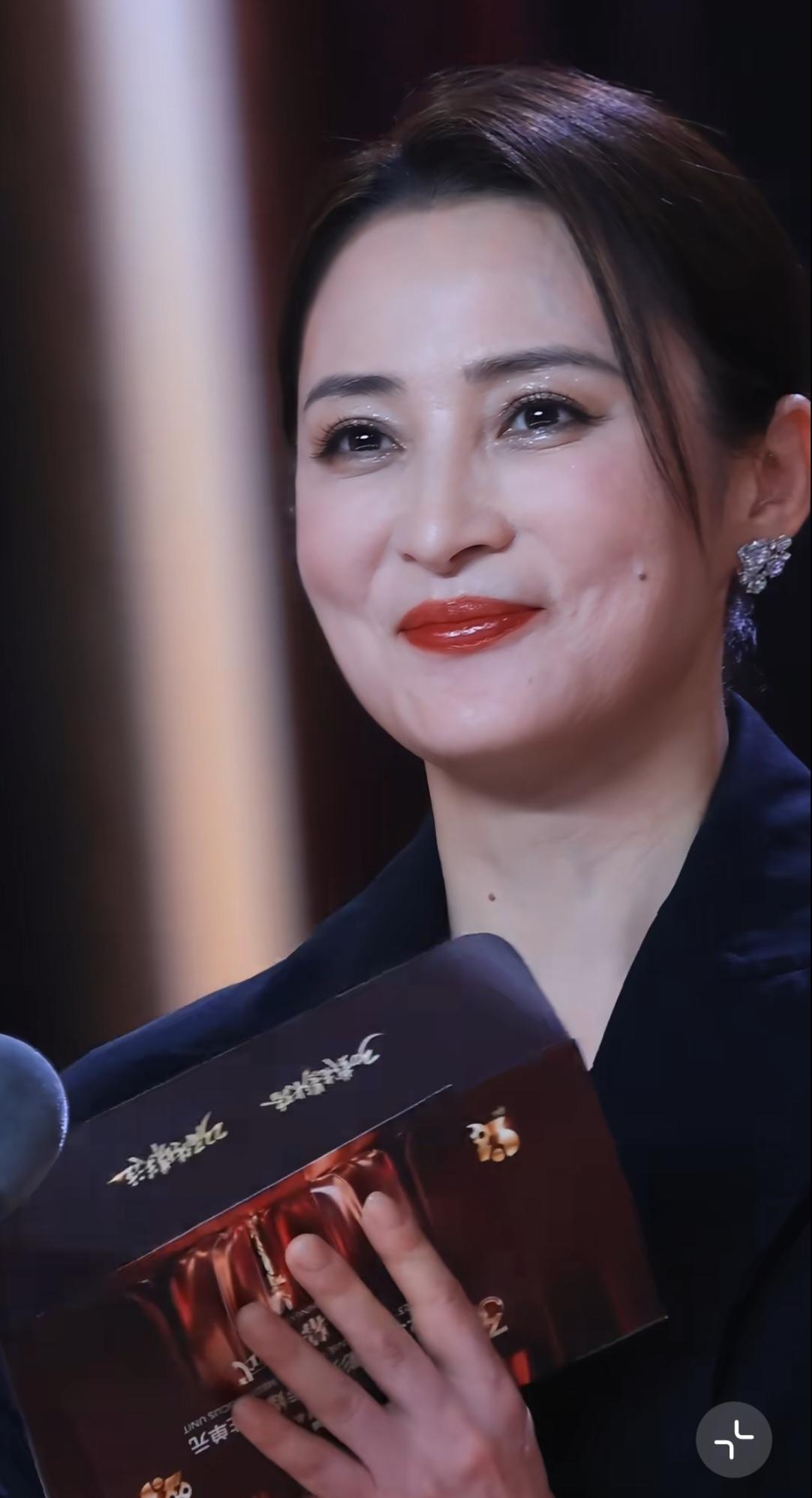 年轻时候真的无可挑剔的美。老了不皱不垮可脸状态不自然。