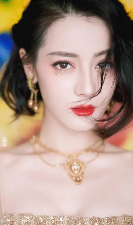 迪丽热巴这次不演仙女了,演两个女人。一个写书的,一个挨打的。同一个脸,两颗心