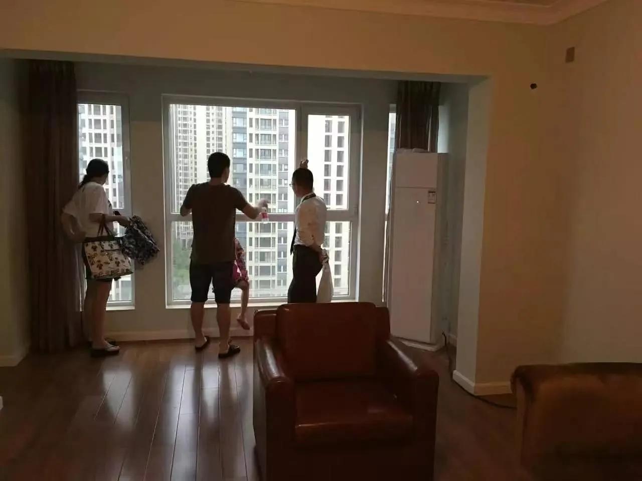 “把中介当猴耍呢！”海南，一对夫妻要买房，中介给他们推荐了一套190万的房子，夫