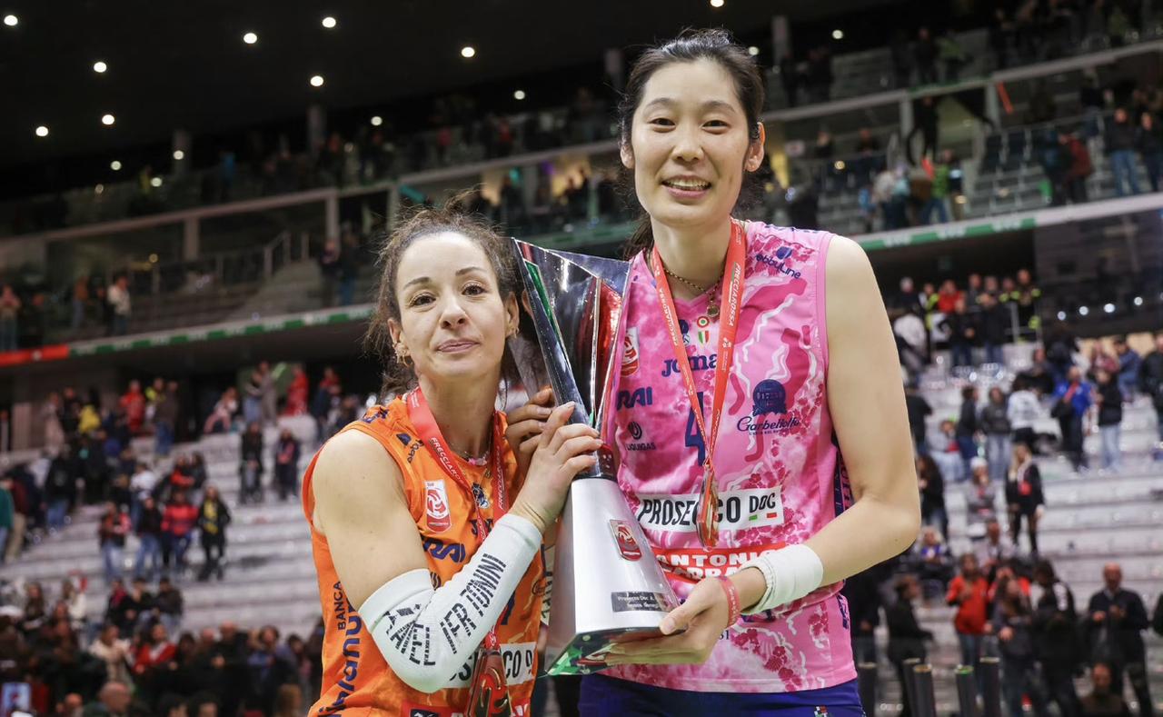 德吉纳罗对朱婷真好啊！意大利杯，科内夺冠后，队员们纷纷合影或单独留影。当