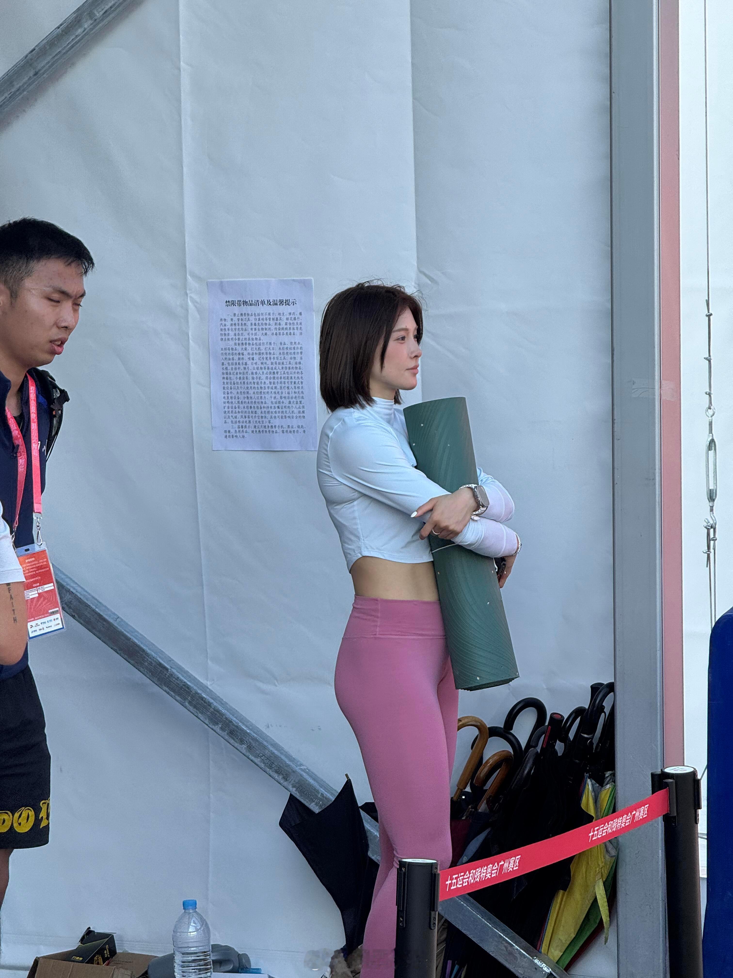 偶遇吴艳妮姐姐，原图直出美疯了在全运会做志愿者回学校等车的时候，正好遇到吴艳妮姐