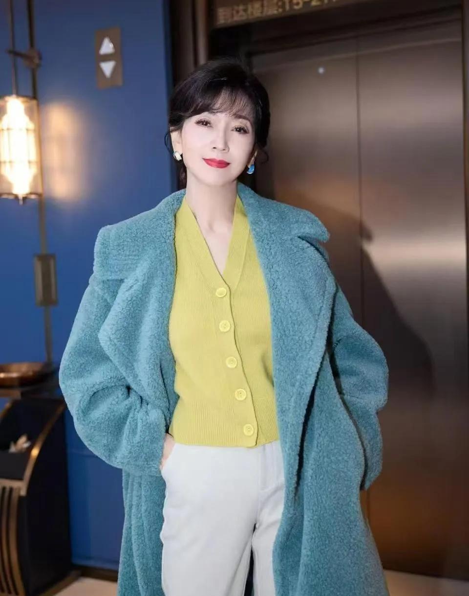 60+赵雅芝穿搭封神！蓝大衣+直筒裤洋气到骨子里年过60的赵雅芝太会穿了！