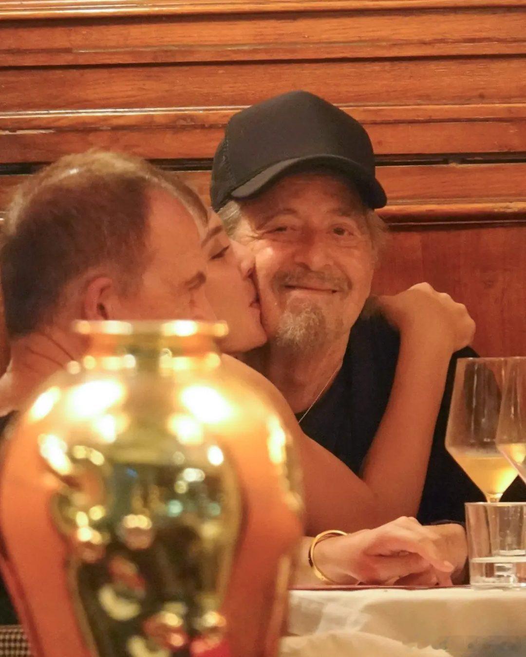 阿尔帕西诺被女记者亲吻阿尔·帕西诺alpacino近日，85岁的“教父”阿尔
