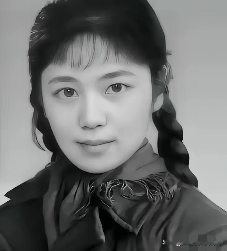 1977年，知青于文娟返城，恋人跟着列车狂奔，她抹着泪，大喊道：“别追了，我们不