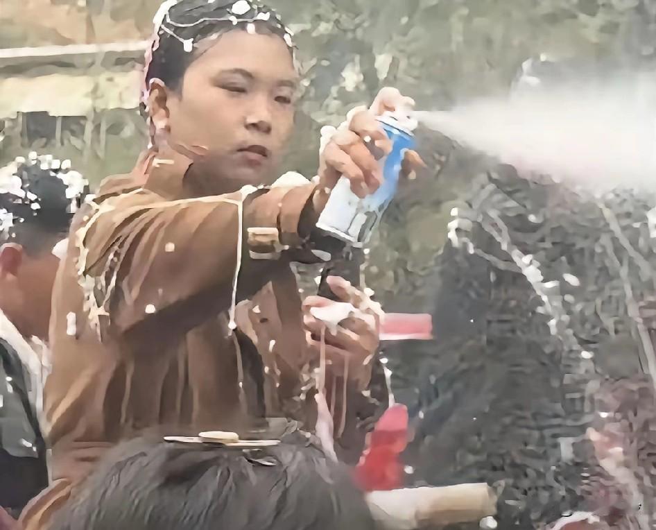 甘肃某地新娘被喷泡沫事件，听说棕色衣服跟新郎是亲密关系第一的人，还在婚房自拍这