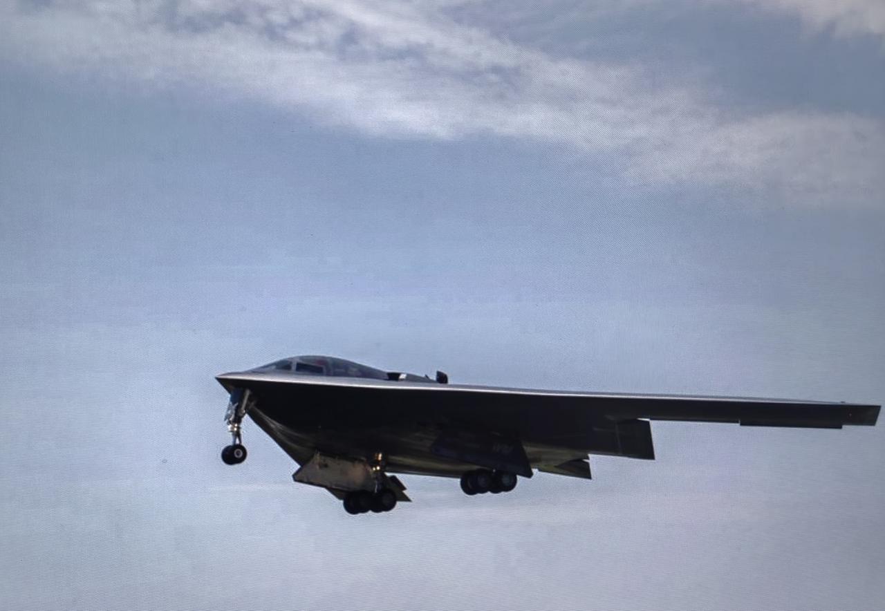 中国无人巨型隐身轰炸机GJ—X首飞，又引起外媒关注和惊呼，据说最大航程超过1万公