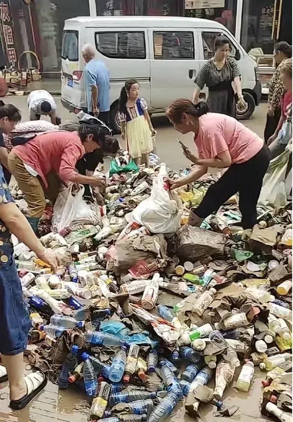 洪水退去后，街头上的一幕，惊呆了。