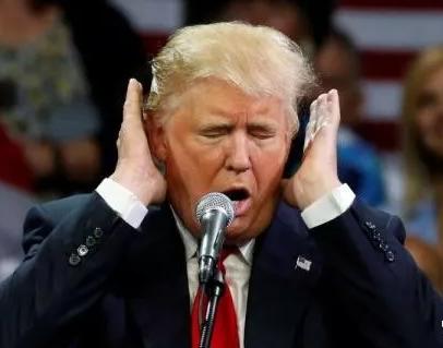 追悔莫及！特朗普刚在外面抓完人。回头就发现家里着火！！支持率一直往下掉。