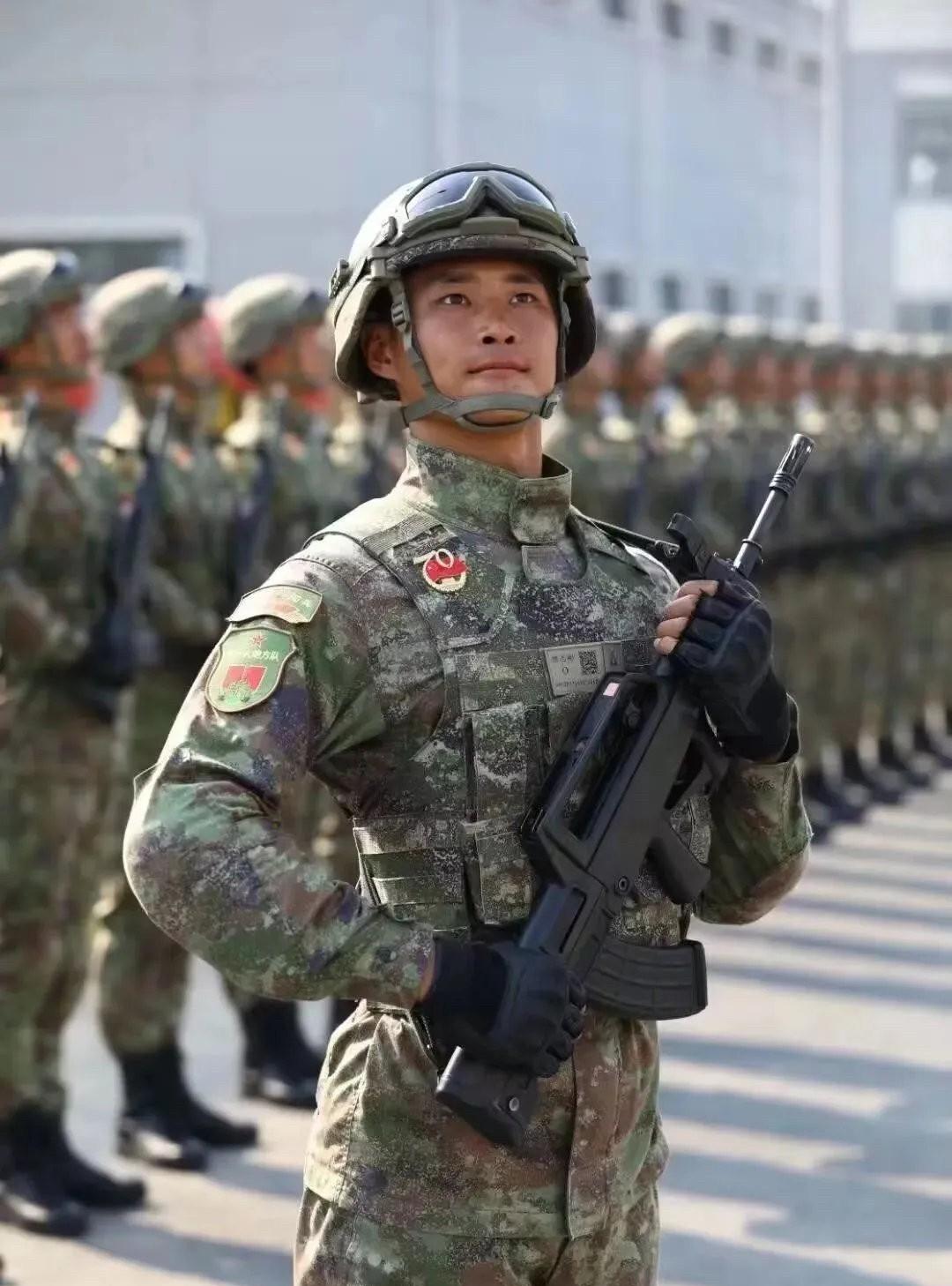 这位小伙为参加九三阅兵式推迟了婚礼！他叫陈志彬，1995年出生在福建省漳州市芗