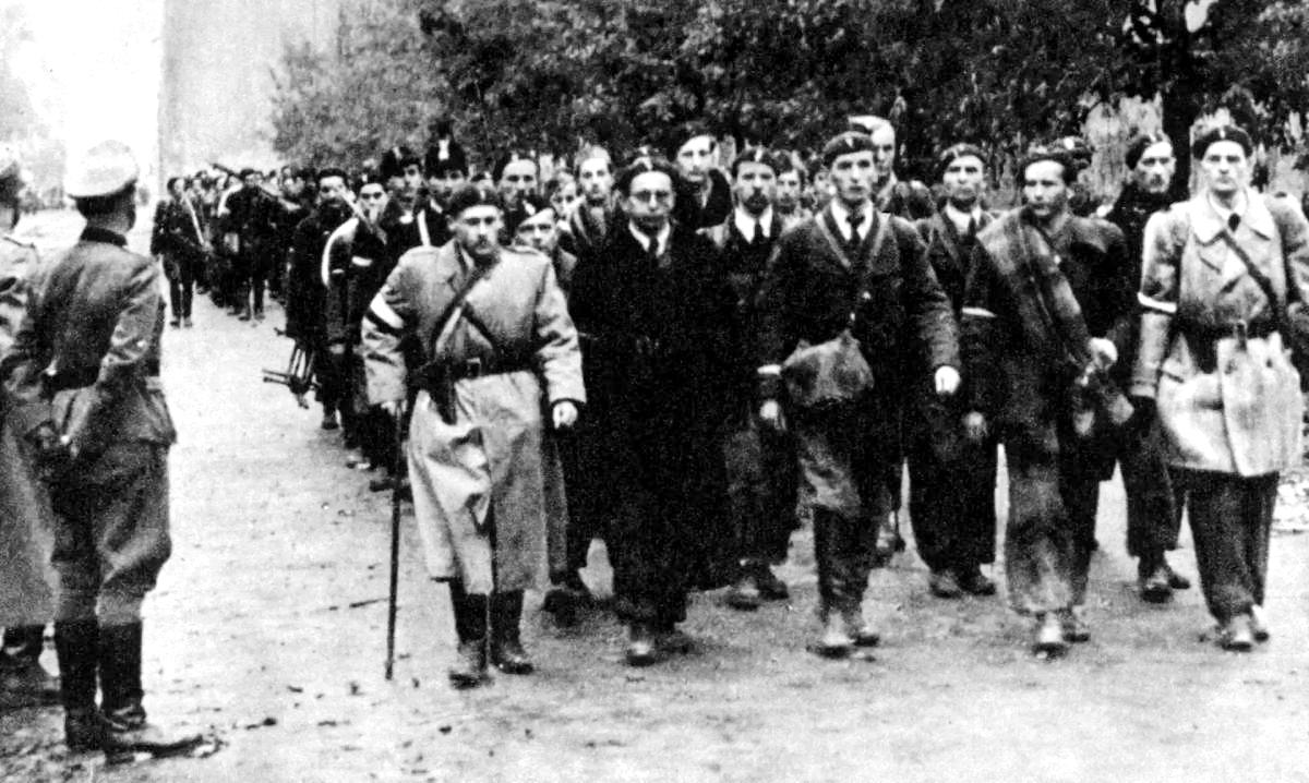 1944年10月2日，华沙起义领导人率队向德军投降。根据投降条款，起义参与者被视