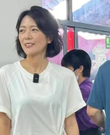 哇哦！汪涵老婆杨乐乐湖南探店被偶遇，47岁圆润脸蛋超减龄​​​