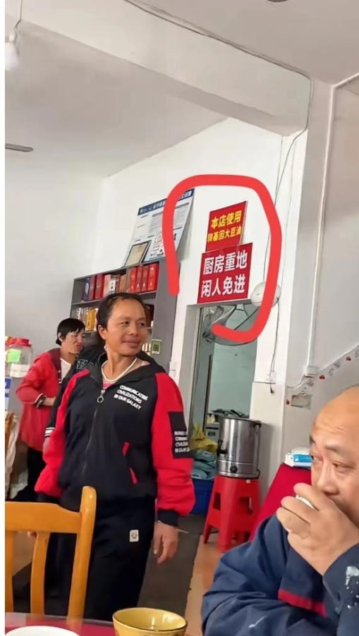 笑不活了！饭店厨房这标语谁想出来的？进饭店吃饭，抬头瞅见厨房门口的标语给我