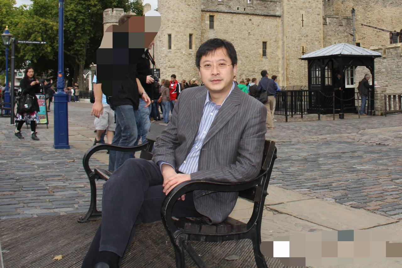 湖北武汉这个国企巨贪熊伟骗取拆迁款5个亿，竟然只是判了死缓。武汉信用原总经理熊伟