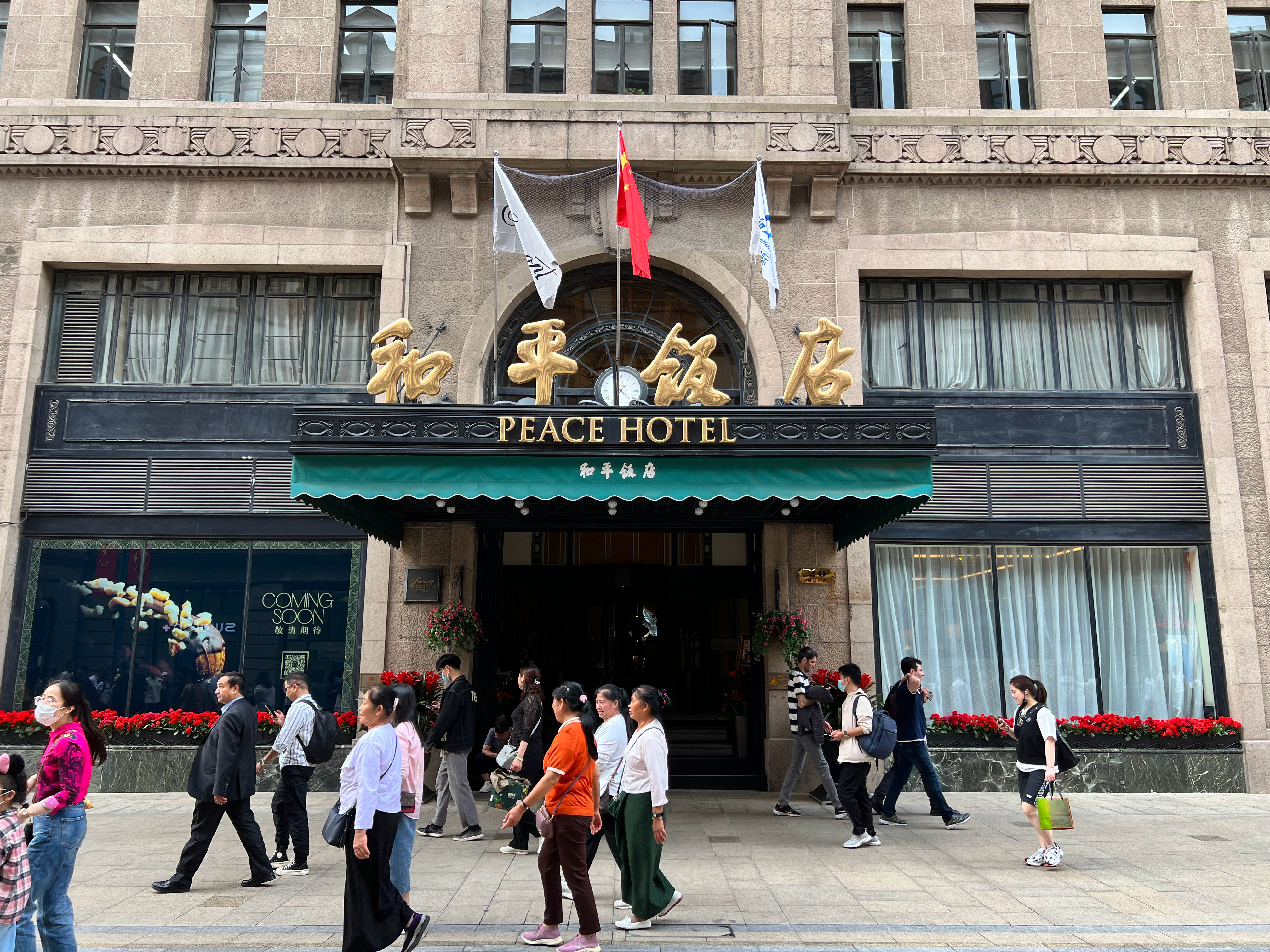 大上海给我的印象就是灯红酒绿，纸醉金迷。尤其是晚上，外滩的璀璨灯光和迷人夜景。当