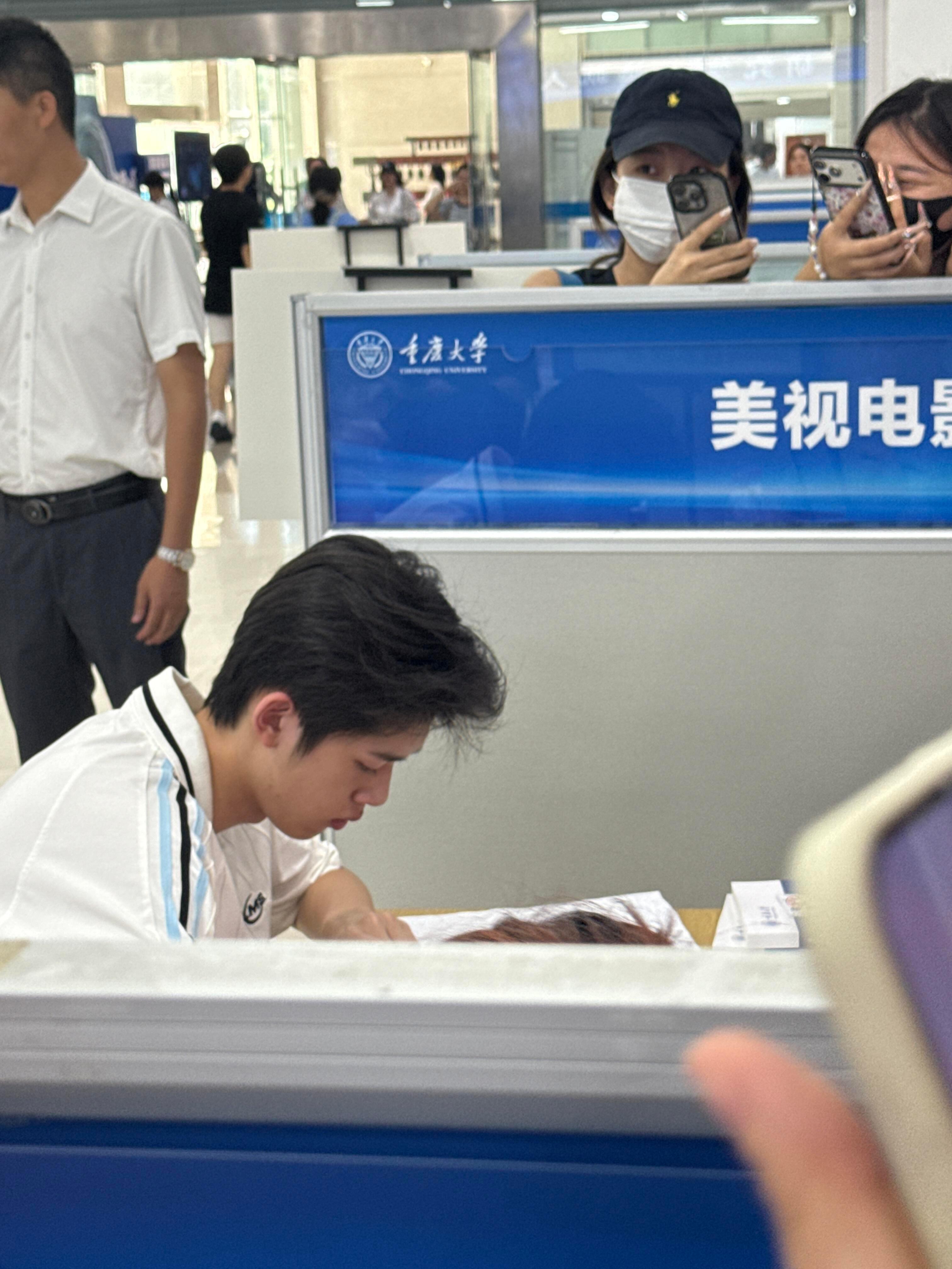 官俊臣重庆大学报到，正式成为大学生了，好优秀啊[爱心]​​​