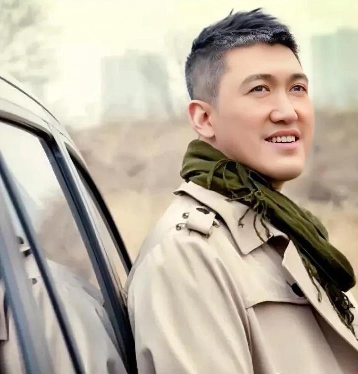 他曾改了5次名，虽然人长的帅，演技好，但始终不温不火，如果不是看到这张脸，你能认