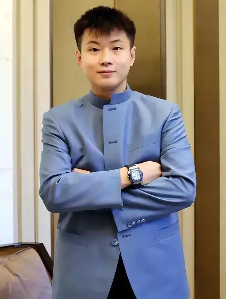 亨得利评价赵心童说，如果他不拿2-3个世锦赛冠军，会觉得惊讶。奥沙利文说，赵心