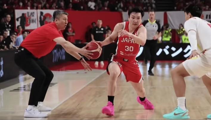 郭士强冤枉啊！你说这球能赖我吗？我正在指挥交通，是日本这小子硬生生的想碰瓷，我