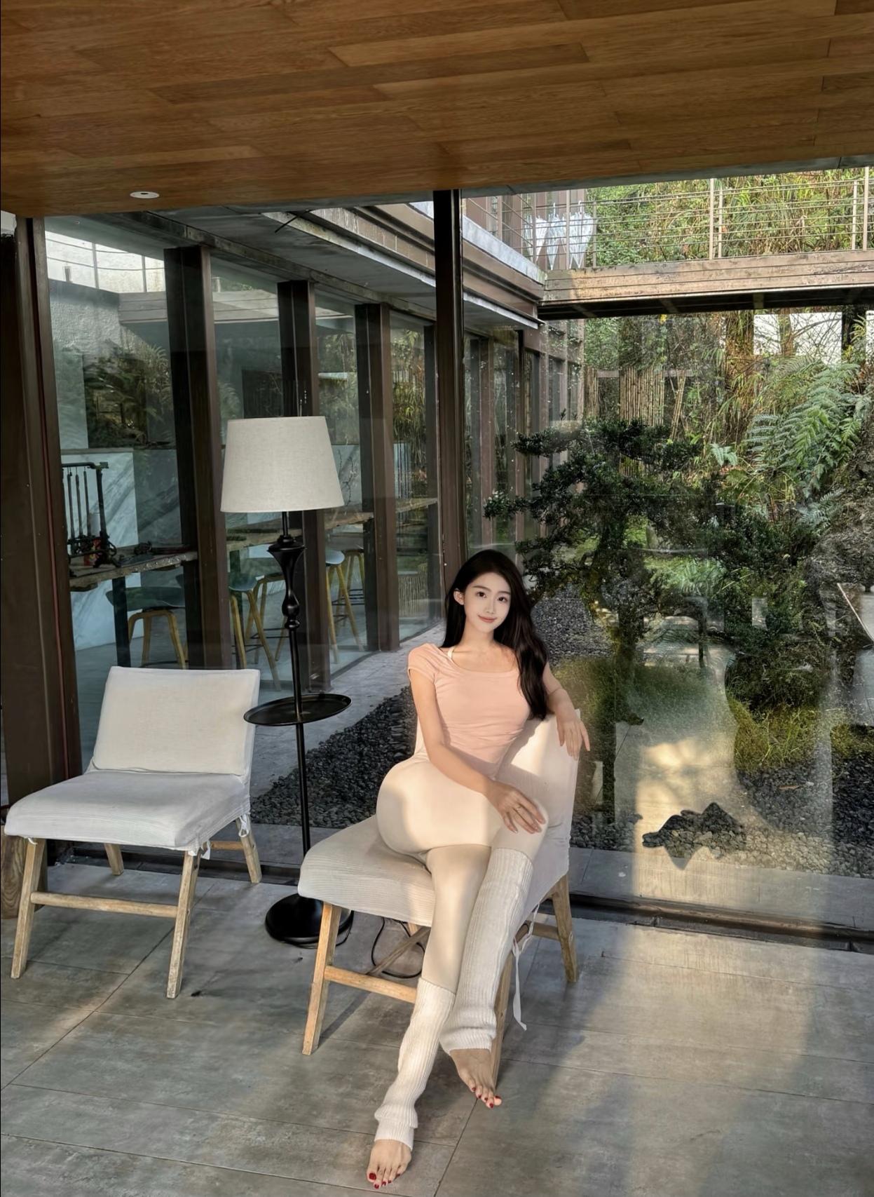 静坐观景，心随自然