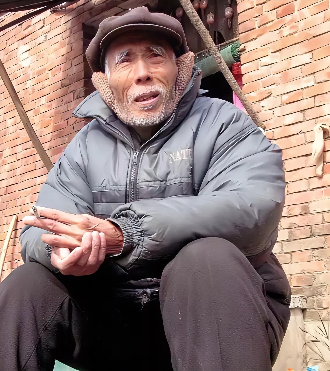 1949年，杨钦典接到上面严令，立刻杀掉白公馆的19名地下党。他正要动手时，一名