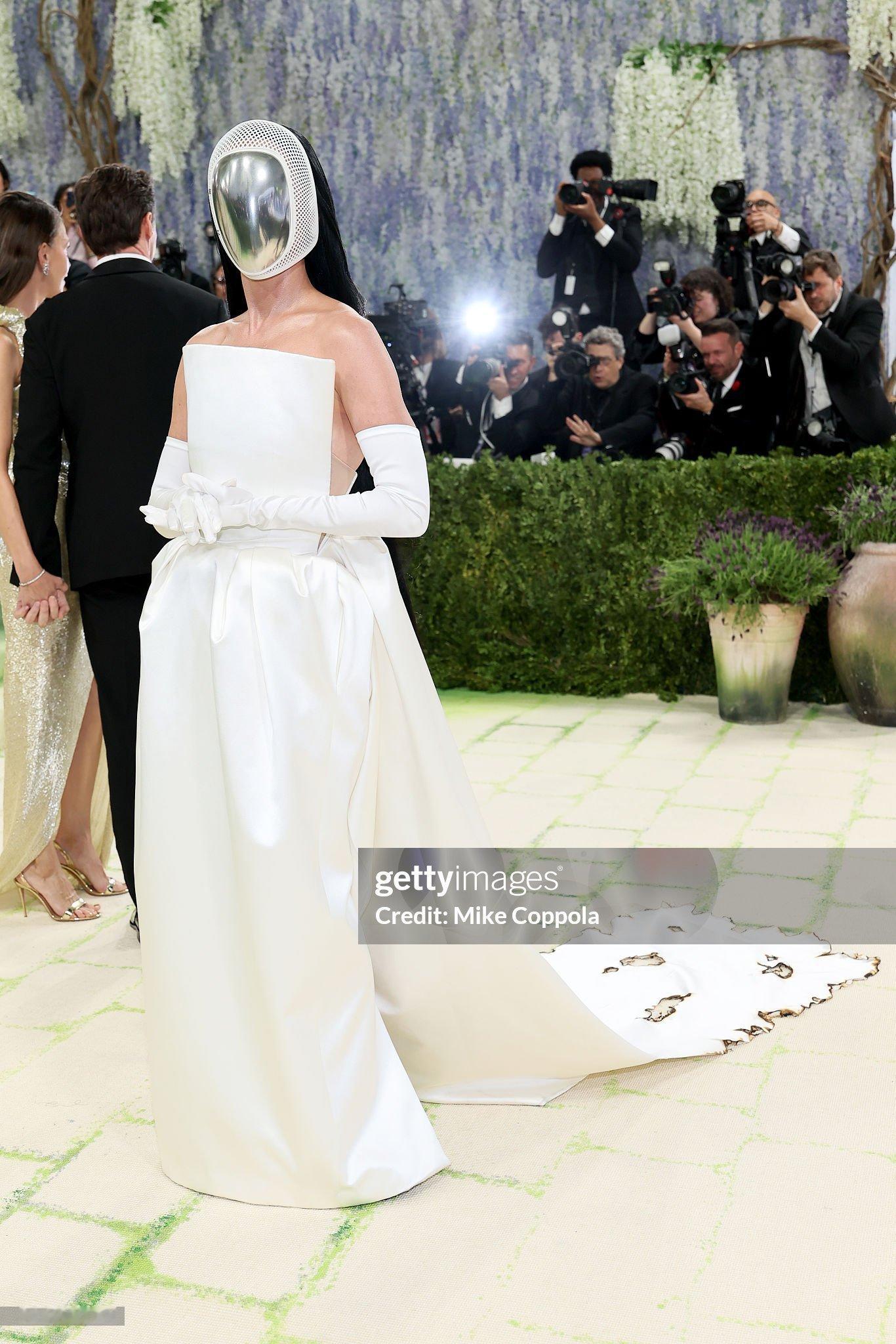 哇唔，KatyPerry时隔四年惊喜空降MetGala红毯！Met