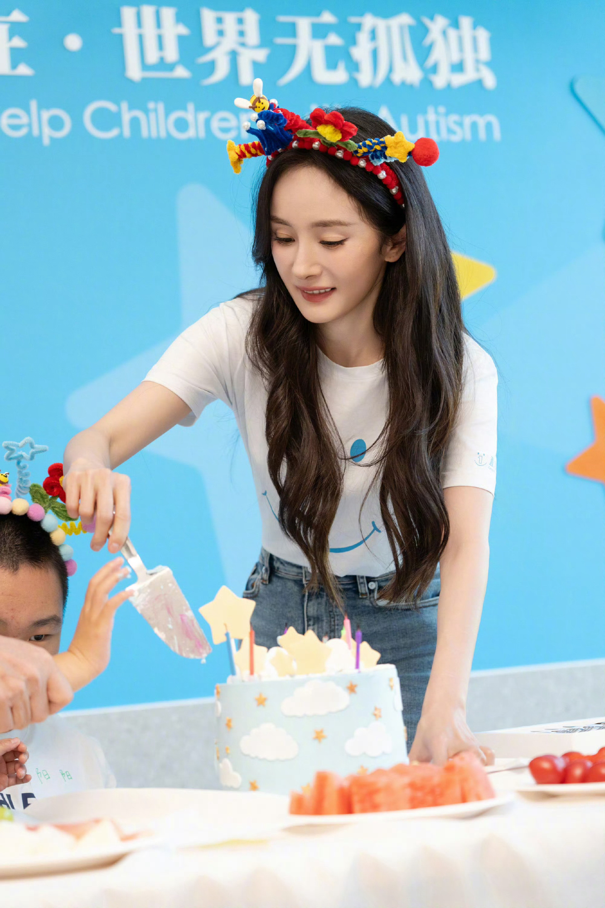 许馨文晒合照祝杨幂生日快乐杨幂生日当天做公益和小朋友们一起过生日人美
