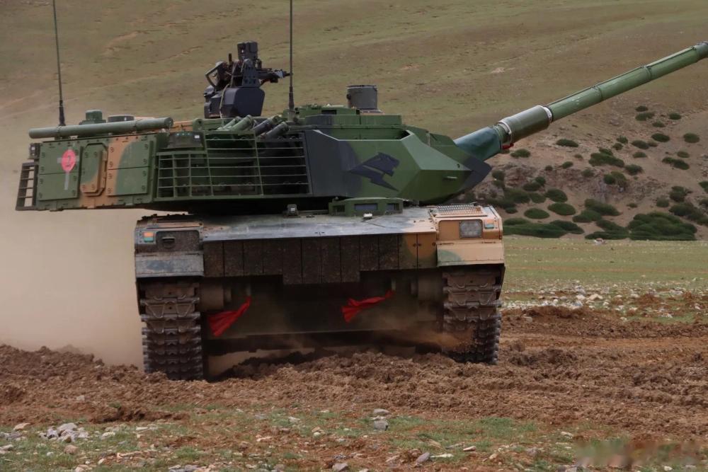 ✳15式轻型坦克少见角度照片，炮塔转向九点钟方向，向拍摄者亮出了炮塔尾部。✳尾