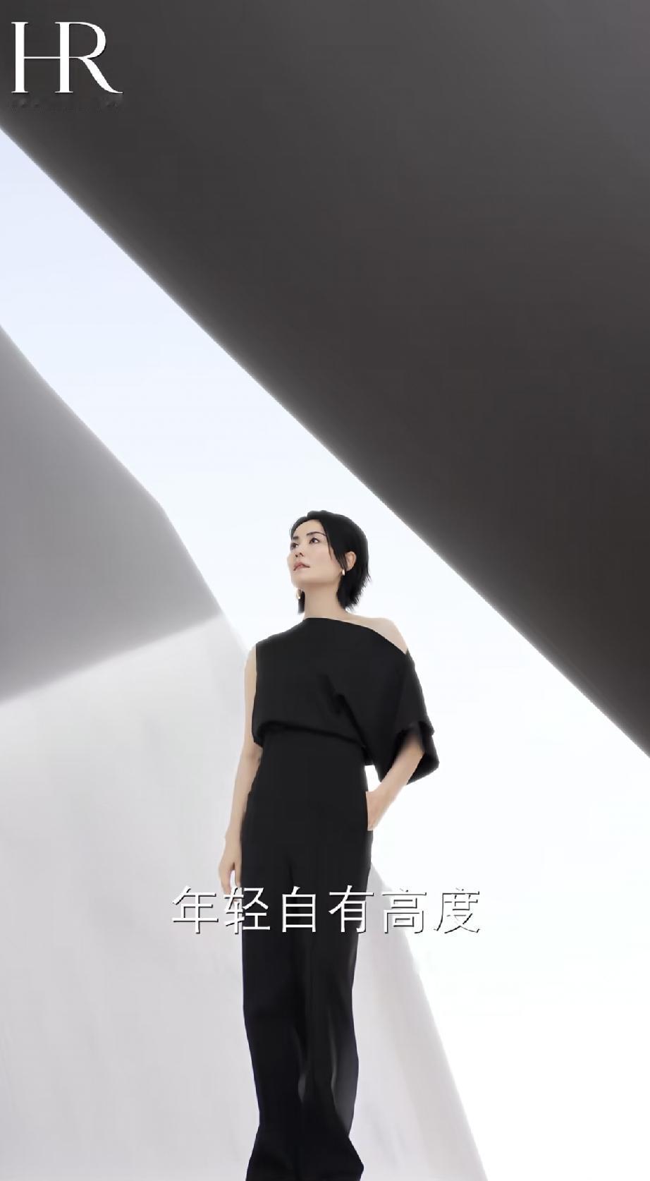 7月29日，王菲全新拍的赫莲娜大片曝光，她身材不错，穿衣服很有型，可是脸却垮了，