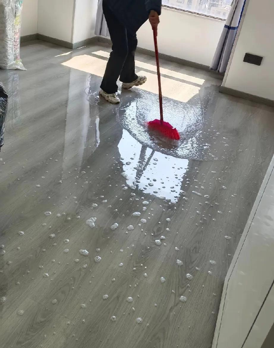 晚上，老爸舒舒服服地泡在浴缸里享受热水澡，老妈在厨房收拾碗筷，我在客厅看电视。突