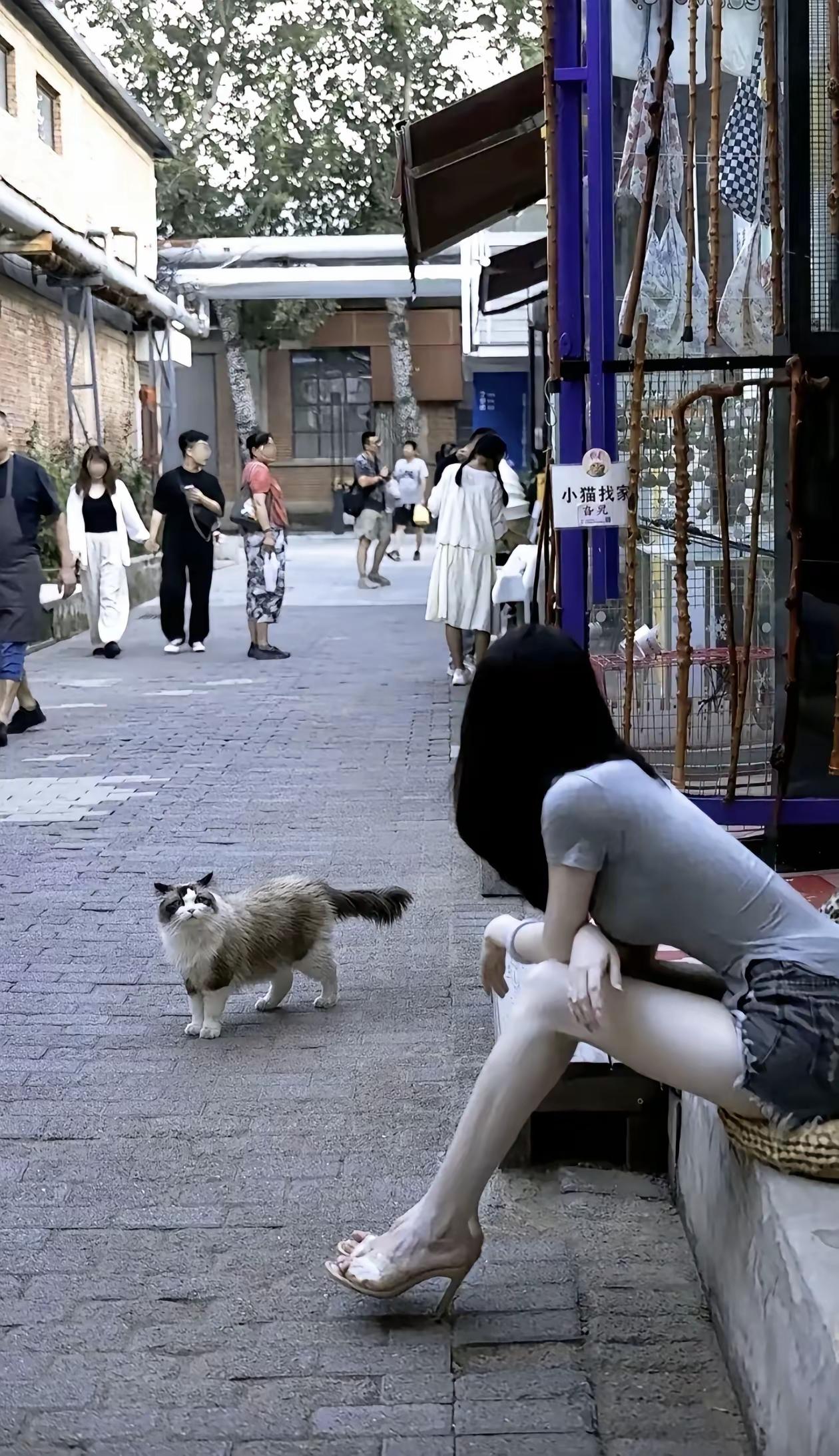 凌晨两点，她刚处理完急诊，白大褂后背被汗水浸透，头发随意扎成马尾。走廊灯光把她的