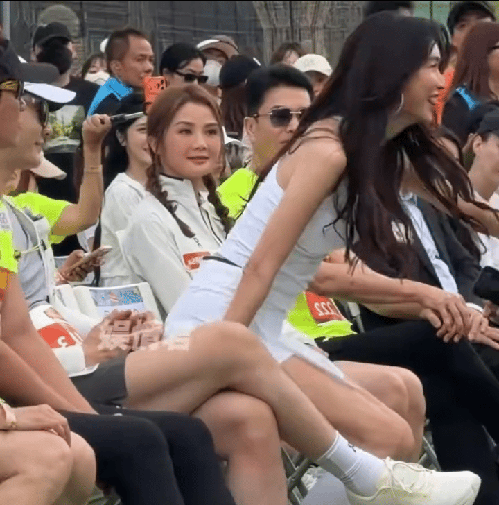 阿sa这表情不像是装的医美坐在51岁林志玲的旁边馒化的像个路人虽然林志玲