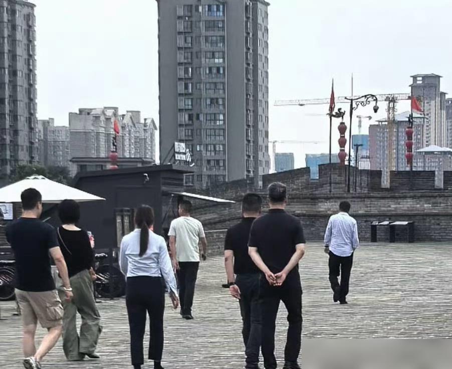 我算是搞懂了，什么叫顶配爱情！谢霆锋和王菲在西安被拍到手牵手，一转眼两人就各