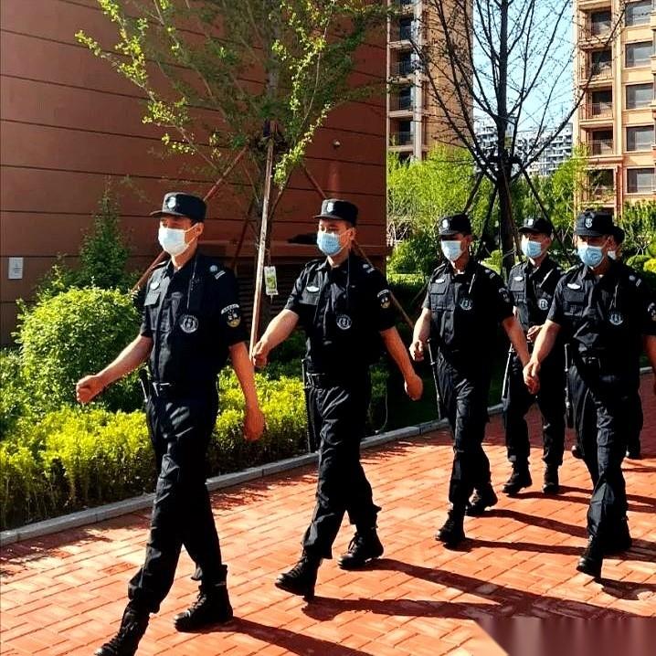 最近网上曝光了一张广州小区保安的工资单。头一眼扫过去，账面似乎还过得去：包吃包住