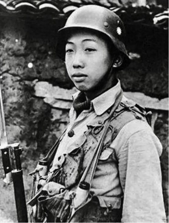 1939年，日本大佐饭野贤十，在南昌战场上，瞄准撤退的中国士兵，练“百步穿杨”。