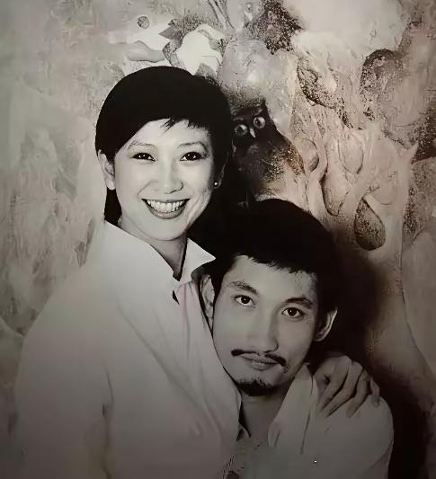 两张都是施南生与徐克同框合照，样貌反差大到差点认不出！年轻时期的她五官舒展、气场