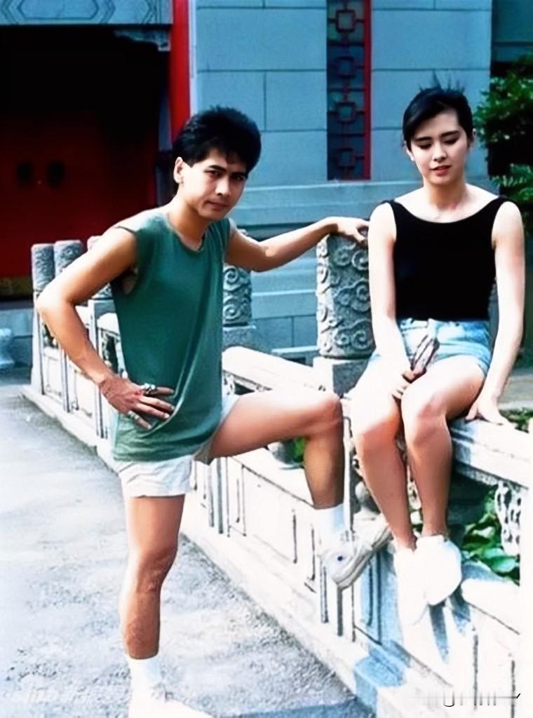 1986年，齐秦与王祖贤在台湾的合影，那时候齐秦26岁，王祖贤19岁，一个帅气逼