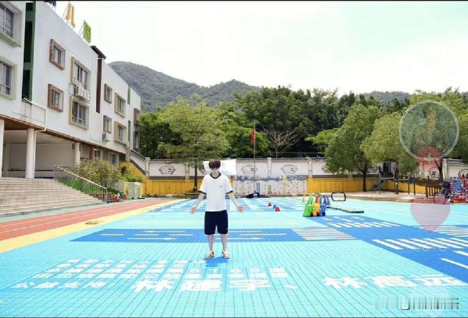 林高远双臂打开拥抱爹地的名字，看到这一幕真的有点心酸，他也想爸爸了。刚刚看到小