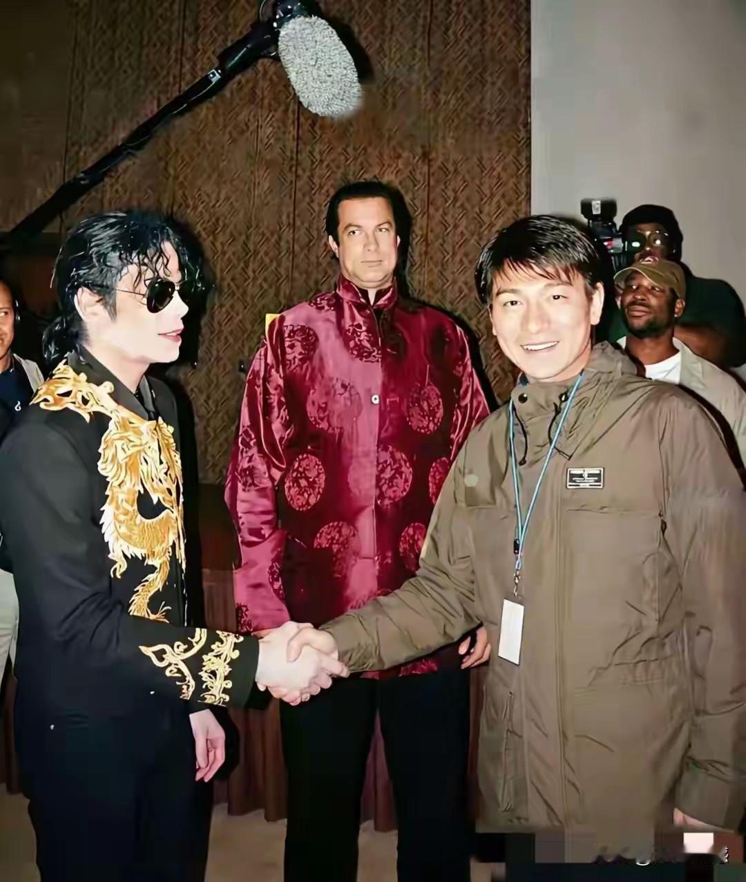 刘德华和杰克逊两大天王的世纪同框，给人留下了温暖的记忆！1999年6月25日，韩