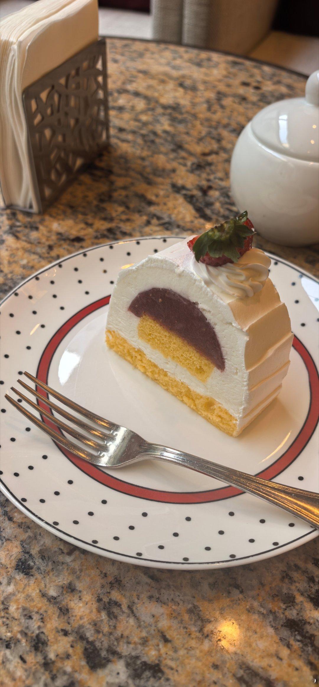 飞机上睡着了😴，所以没吃饭。刚刚觉得肚子饿，就去楼下买个蛋糕吃。突然发现周围都