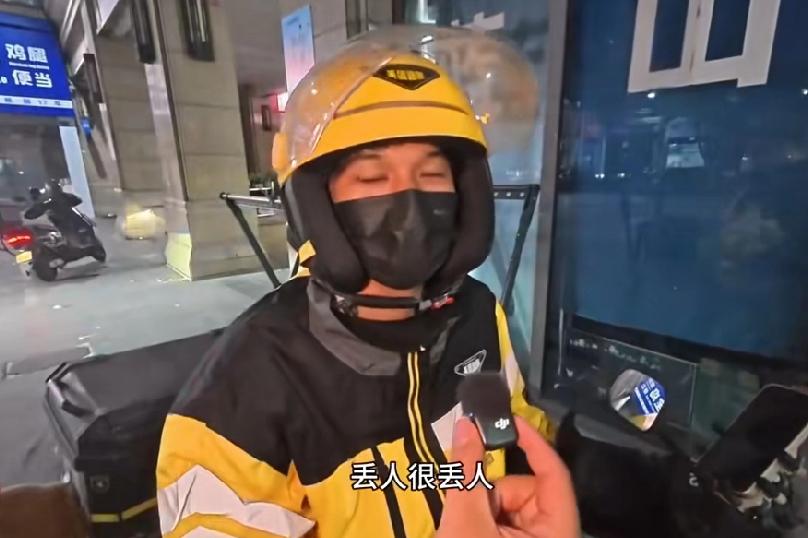 街头采访外卖员，话题是：你觉得送外卖丢不丢人？评论区的一位外卖小姐姐的话直接