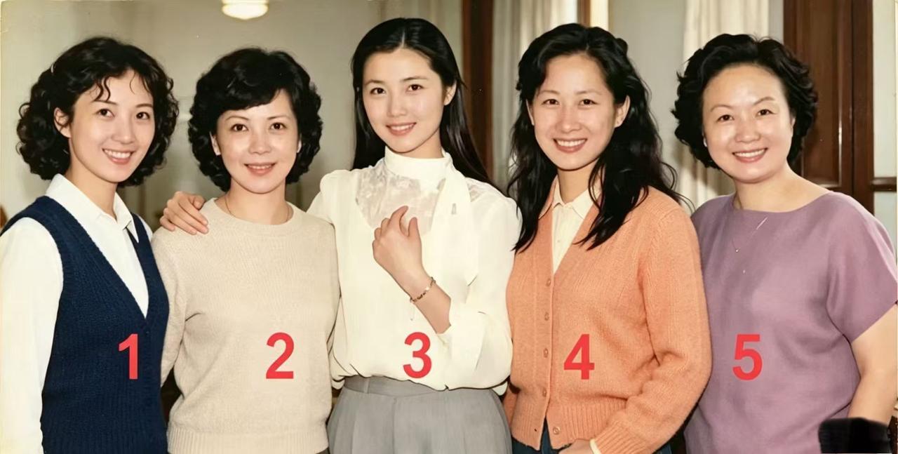这当过大领到的人气质真的与其他人不同，下面五位美女有一位是大领导，你能看出来是哪