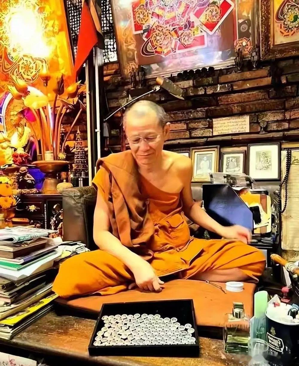 早前在泰牌圈子里红到近乎封神的阿赞初，最近塌房塌得彻底，直接被网友调侃成泰国版释
