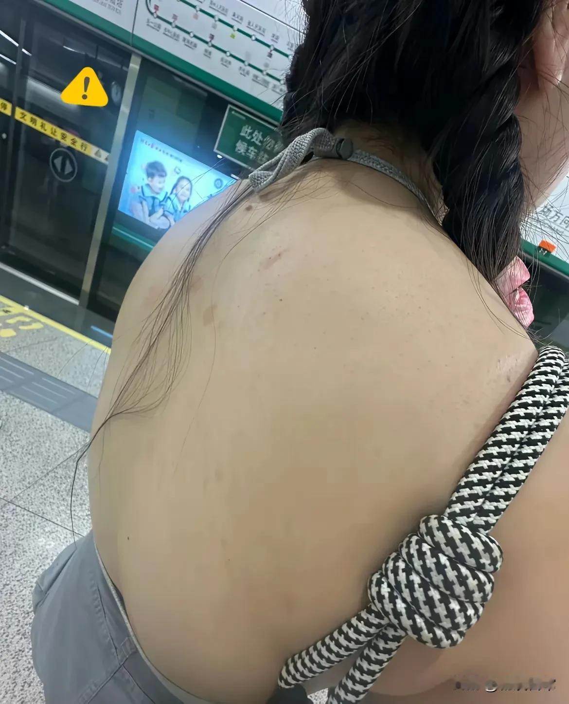 这个女子这样穿衣服，穿跟不穿有什么两样？怎么还好意思走出街？不尴尬吗？男人都没有
