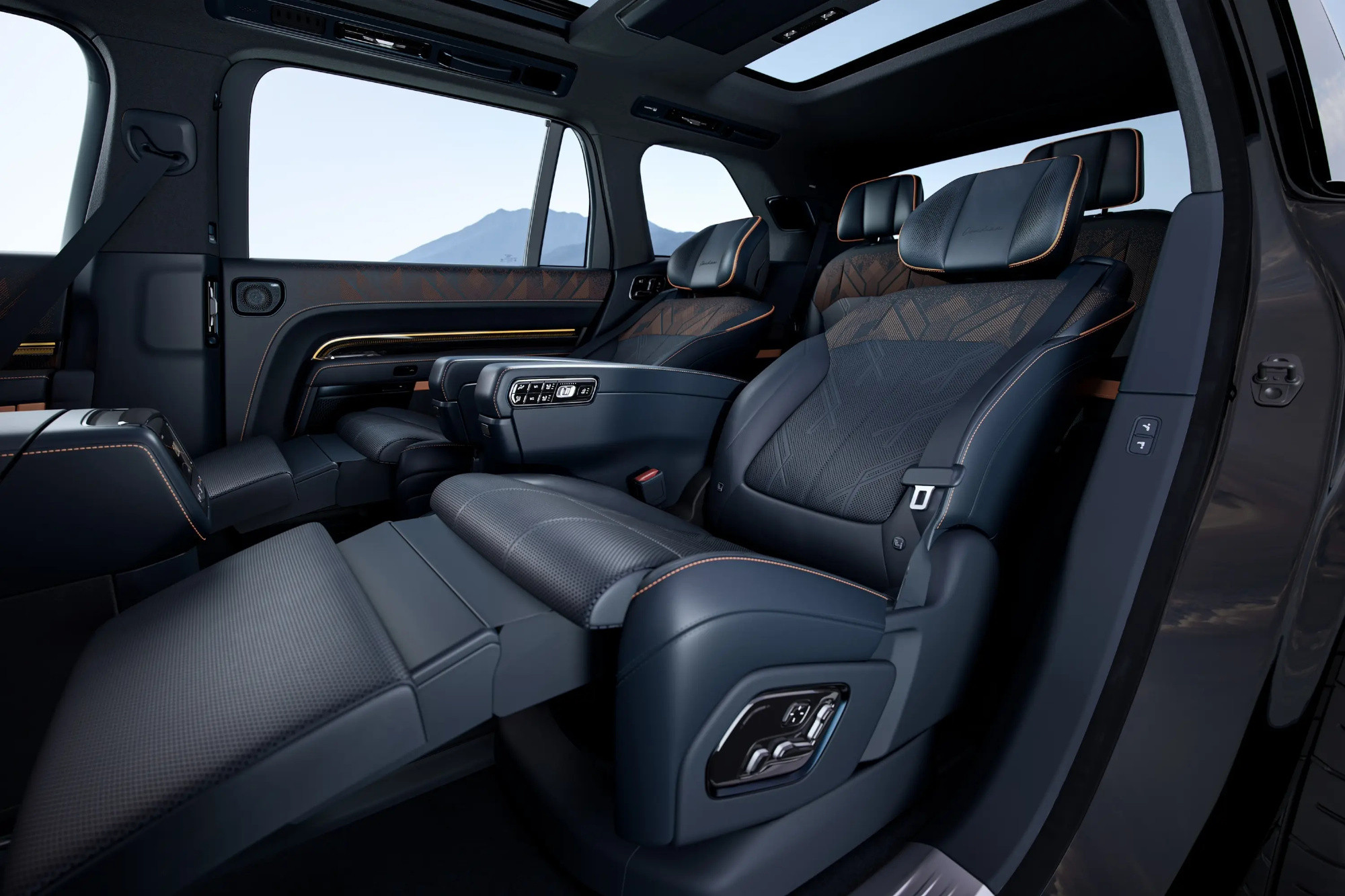 开极氪9X体验了阵子，是真的懂它为啥圈粉✨三排空间都敞亮，第三排成年人坐也完全不