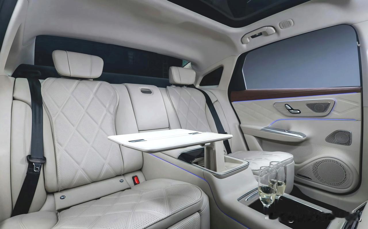 一台配置高的离谱，而且价格便宜的离谱，但注定销售惨淡的车。奇瑞风云A9L四座版