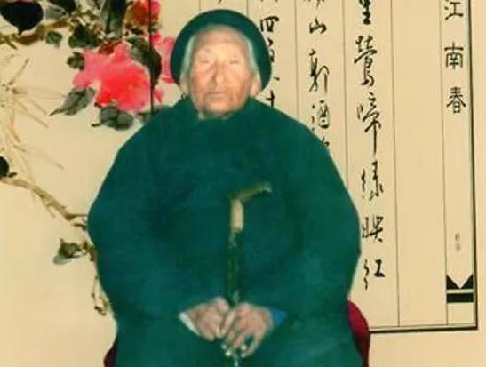 1941年，一八路军干部被伪军五花大绑，要押进城审问。谁料，刚到城门口，突然，一